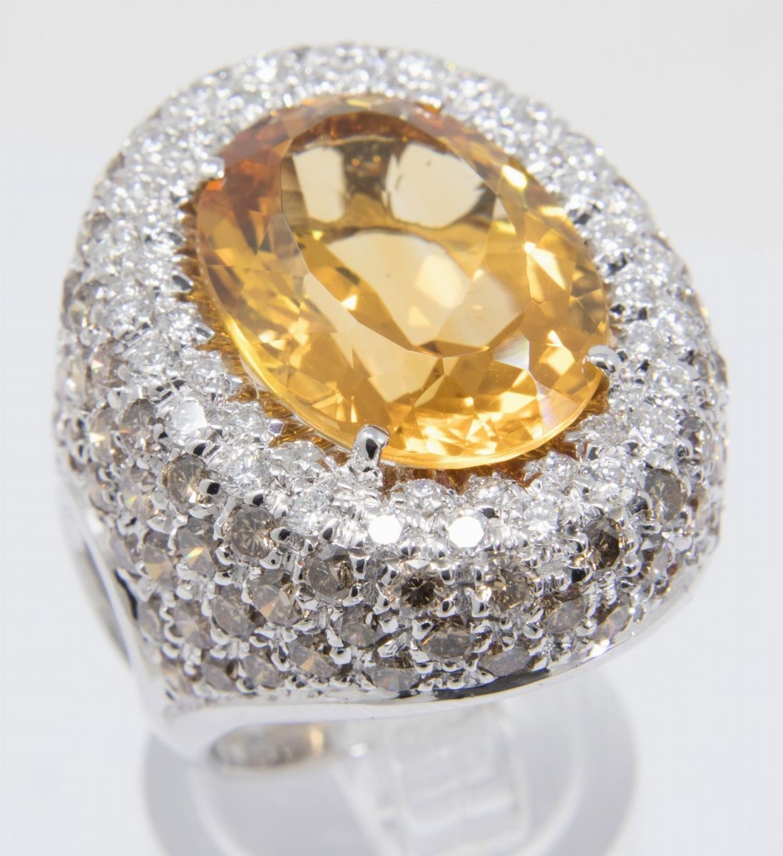 Anello a Fascia Bombata in Oro Bianco, Topazio, Diamanti Brown e Bianchi