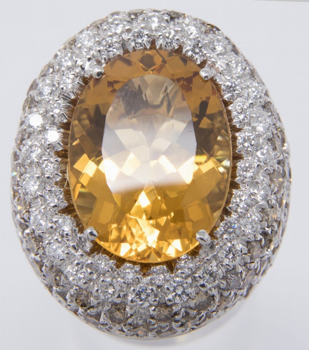 Anello a Fascia Bombata in Oro Bianco, Topazio, Diamanti Brown e Bianchi