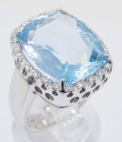 Anello in Oro Bianco con Topazio Azzurro e Brillanti