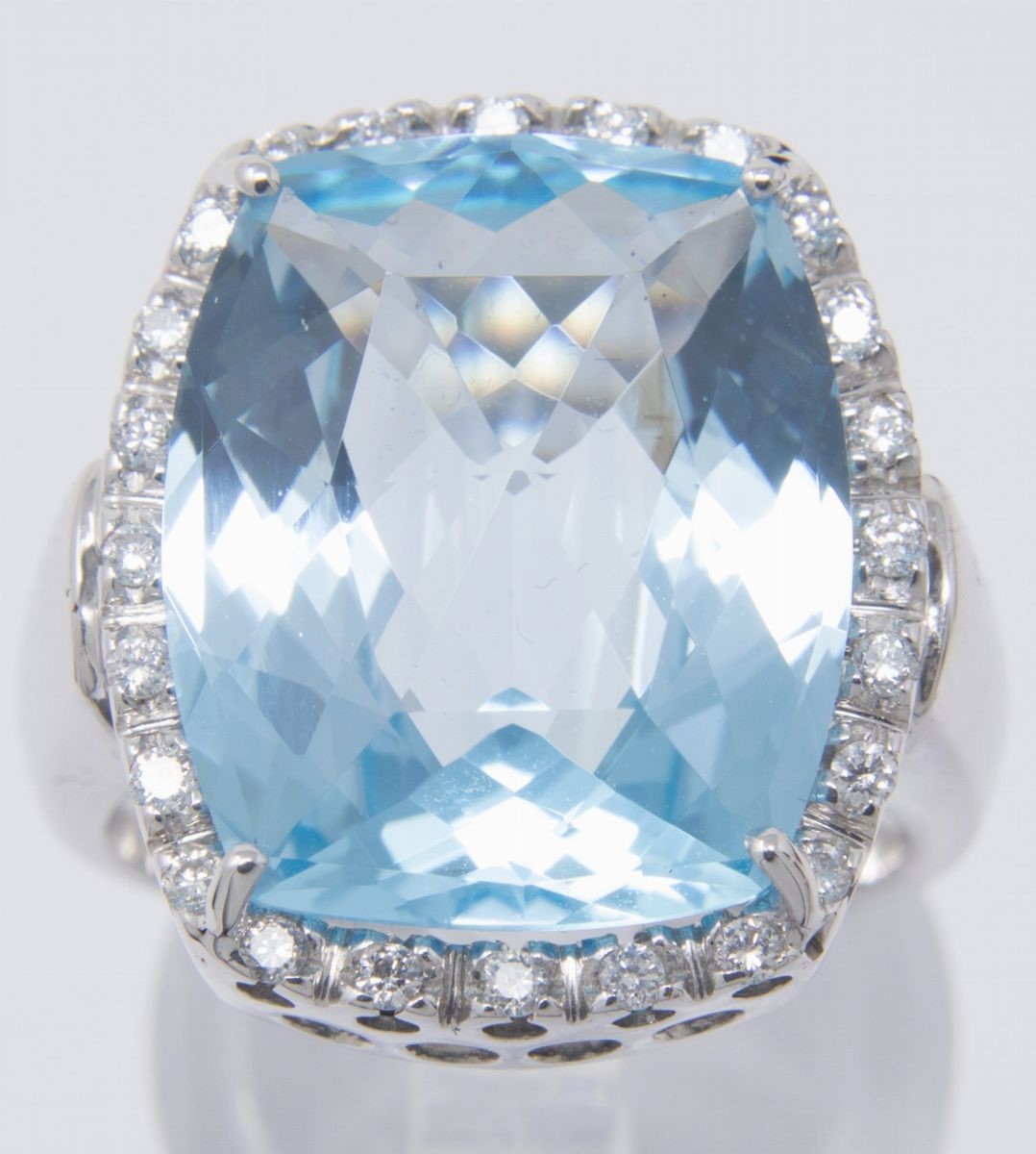 Anello in Oro Bianco con Topazio Azzurro e Brillanti