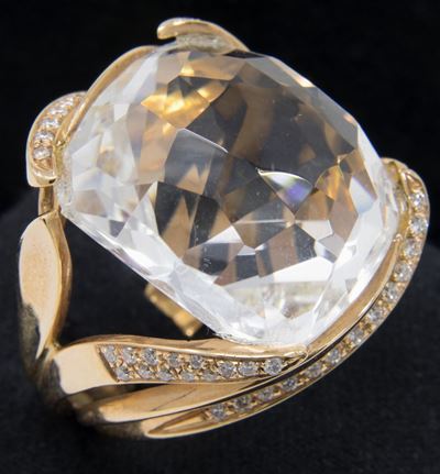 Anello in Oro Giallo con Cristallo di Rocca e Brillanti