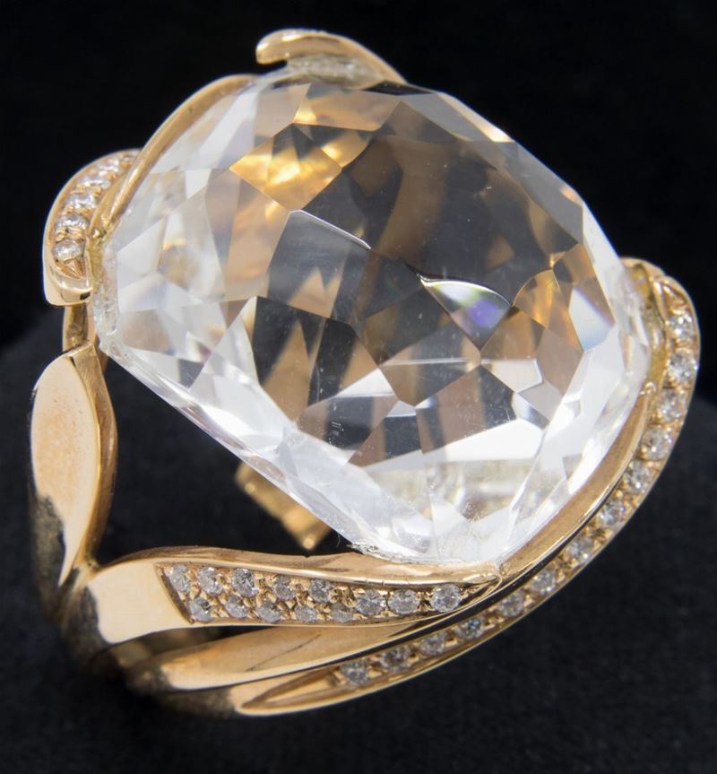 Anello in Oro Giallo con Cristallo di Rocca e Brillanti