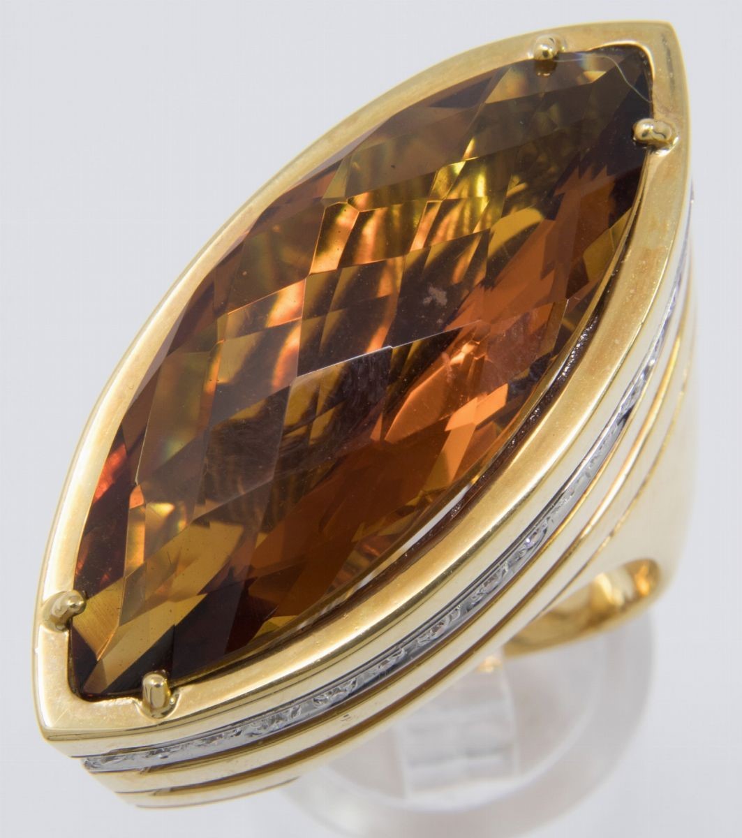 Anello in Oro Giallo con Quarzo Madeira e Brillanti