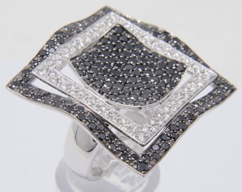 Anello in Oro Bianco con Diamanti Bianchi e Neri