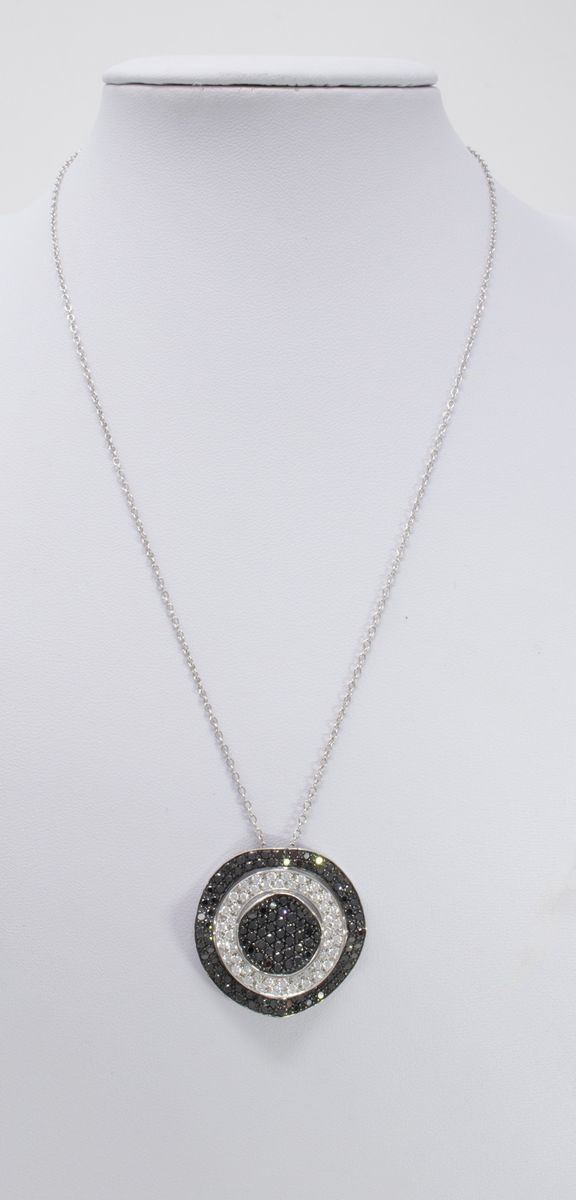 Collana con Pendente in Oro Bianco e Diamanti Bianchi e Neri