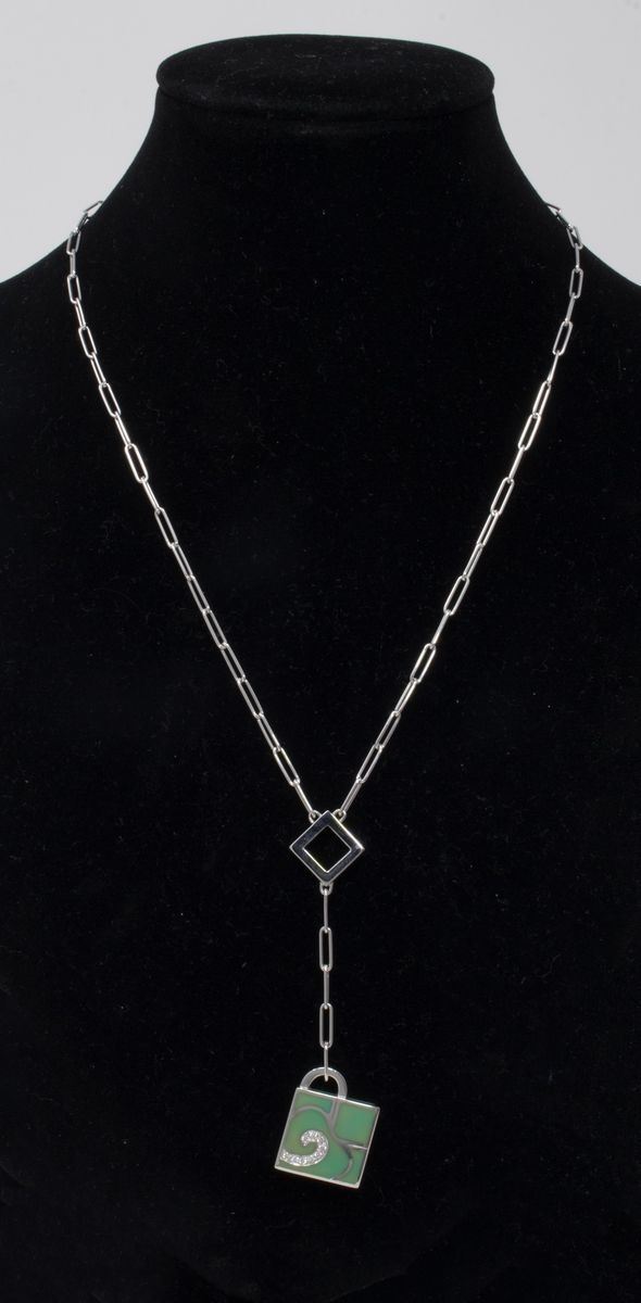Collana Girocollo in Oro Bianco e Pendente con Smalto e Piccoli Brillanti