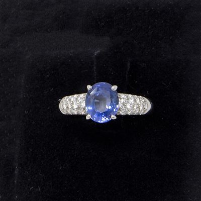 Anello in Platino con Zaffiro Ceylon e Pavé di Diamanti