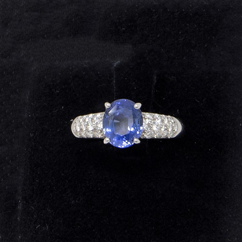 Anello in Platino con Zaffiro Ceylon e Pavé di Diamanti