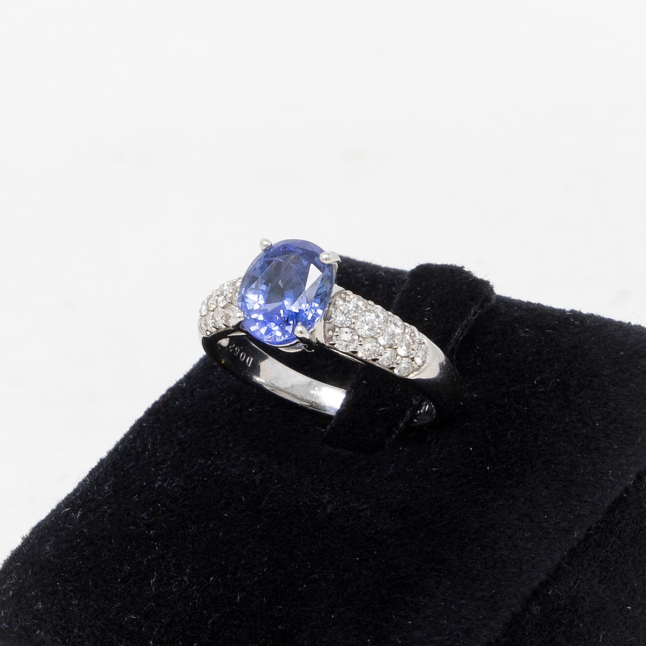Anello in Platino con Zaffiro Ceylon e Pavé di Diamanti