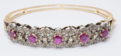 Bracciale Rigido in Oro Giallo Satinato e Argento con Rose di Diamante e Rubini