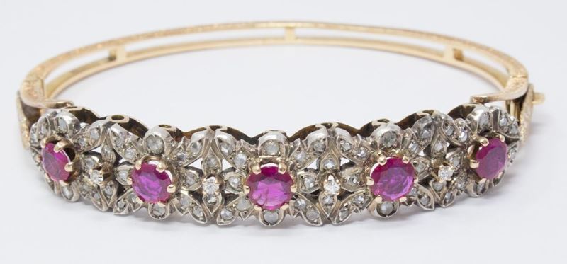 Bracciale Rigido in Oro Giallo Satinato e Argento con Rose di Diamante e Rubini