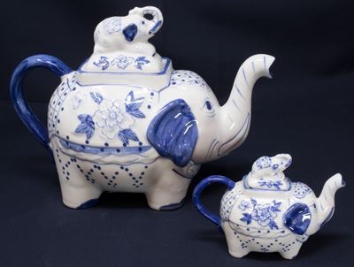 Due Teiere in Porcellana Bianco Blu a Forma di Elefante