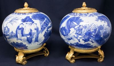 Coppia di Vasi Globulari in Porcellana a Decoro Blu