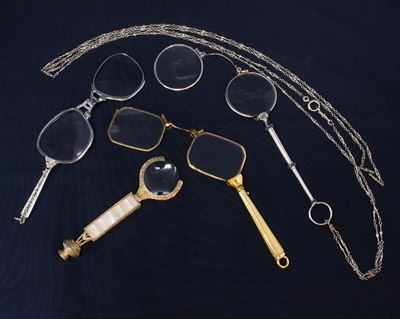 Tre Lorgnette e una Lente