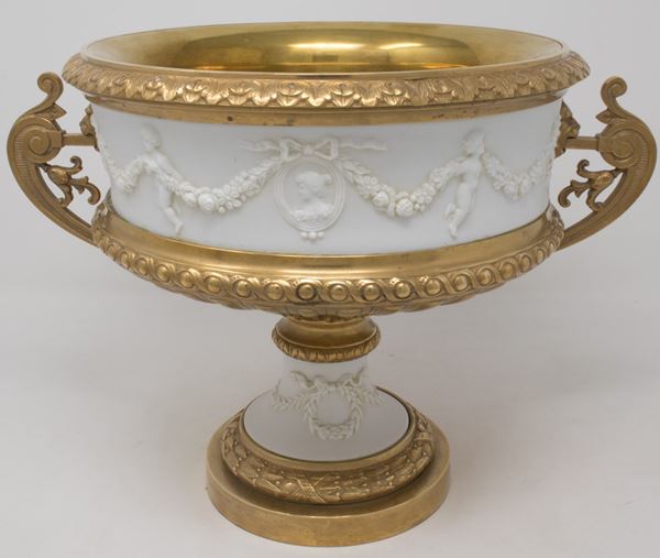 Coppa in bronzo dorato e bisquit  (fine XIX secolo.)  - Auction Parade I - Forniture and Old Masters Paintings - I - Casa d'aste Farsettiarte