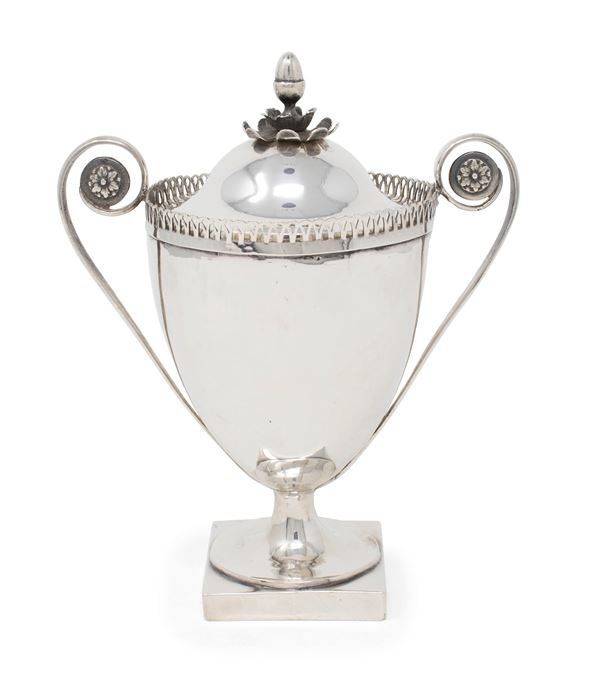 Elegante zuccheriera in argento  - Asta L'Arte della Tavola - Casa d'aste Farsettiarte