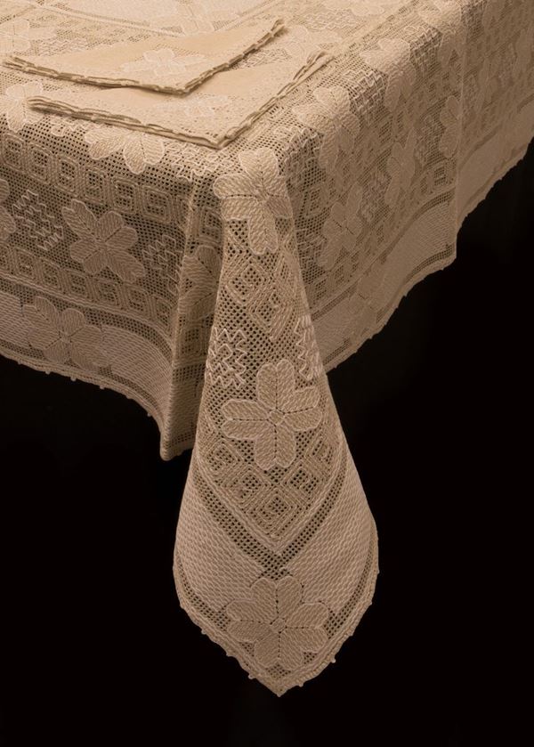 Grande tovaglia con dodici tovaglioli in lino ecrù a trama larga  - Auction The Art of the Table - Casa d'aste Farsettiarte
