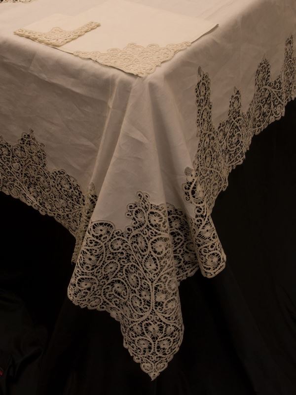 Elegante tovaglia con dodici tovaglioli e diciotto salviette in lino avorio  - Auction The Art of the Table - Casa d'aste Farsettiarte