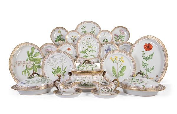 Eccezionale servizio da tavola in porcellana policroma e dorata Royal Copenhagen «Flora Danica», prima metà del XX secolo 