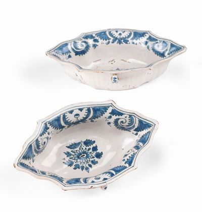 Due Salsiere a Barchetta in Maiolica Bianco Blu