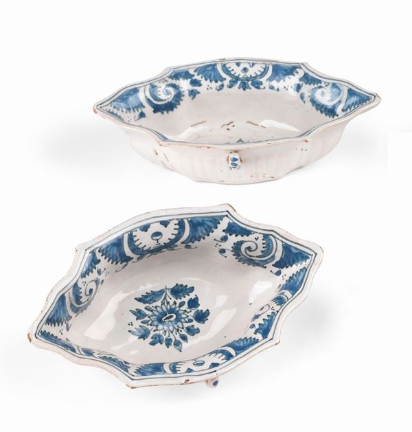 Due salsiere a barchetta in maiolica bianco blu