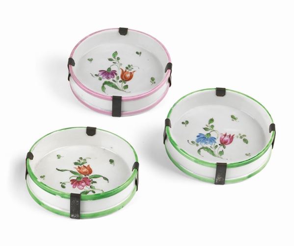 Tre sottobicchieri in maiolica policroma