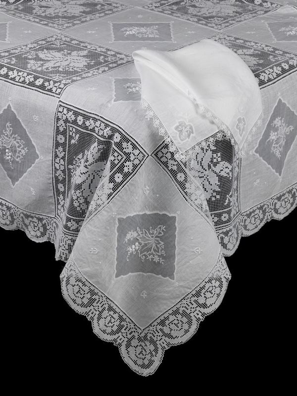 Preziosa tovaglia con dodici tovaglioli in lino bianco  - Asta L'Arte della Tavola - Casa d'aste Farsettiarte