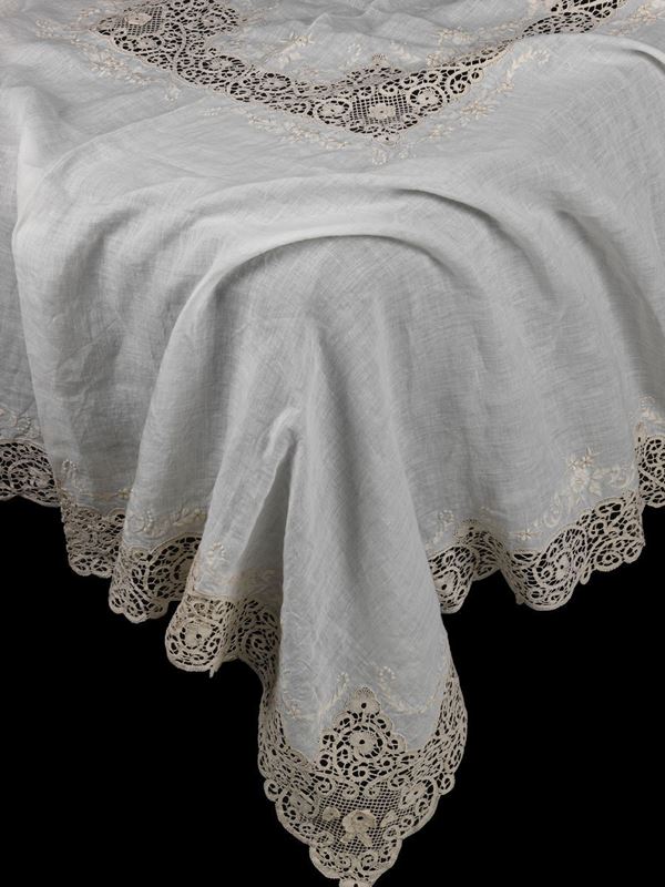 Elegante tovaglia con dodici tovaglioli in lino avorio  - Asta L'Arte della Tavola - Casa d'aste Farsettiarte