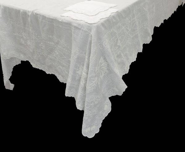Grandissima tovaglia con ventiquattro tovaglioli in bisso di lino bianco