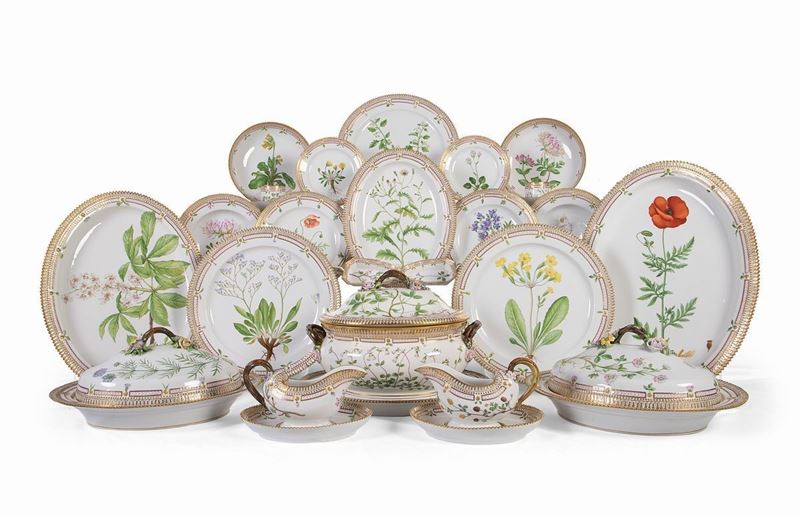 Eccezionale Servizio da Tavola in Porcellana Policroma e Dorata Royal Copenhagen «flora Danica», ...