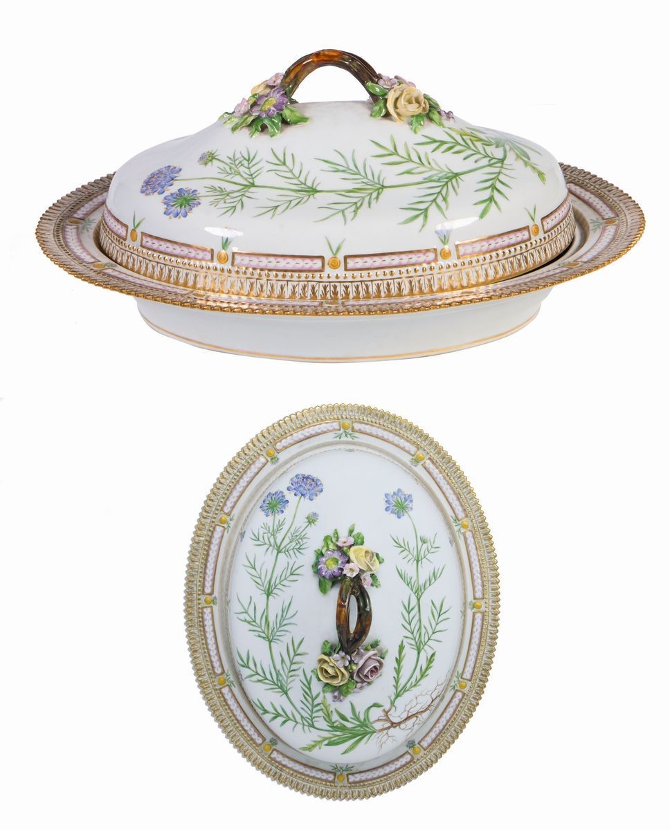 Eccezionale Servizio da Tavola in Porcellana Policroma e Dorata Royal Copenhagen «flora Danica», ...