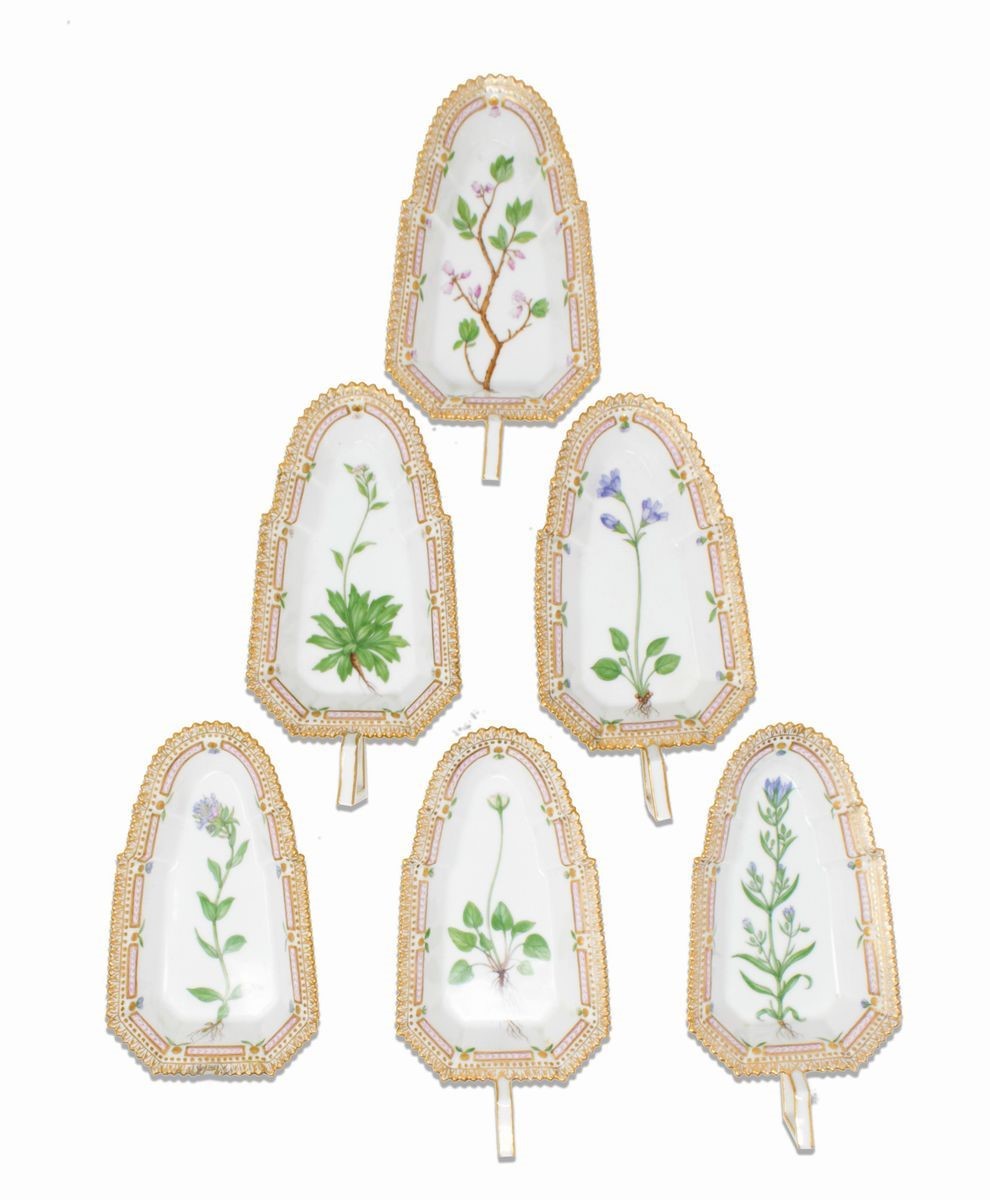 Eccezionale Servizio da Tavola in Porcellana Policroma e Dorata Royal Copenhagen «flora Danica», ...