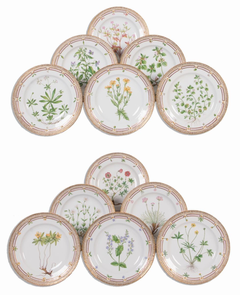 Eccezionale Servizio da Tavola in Porcellana Policroma e Dorata Royal Copenhagen «flora Danica», ...