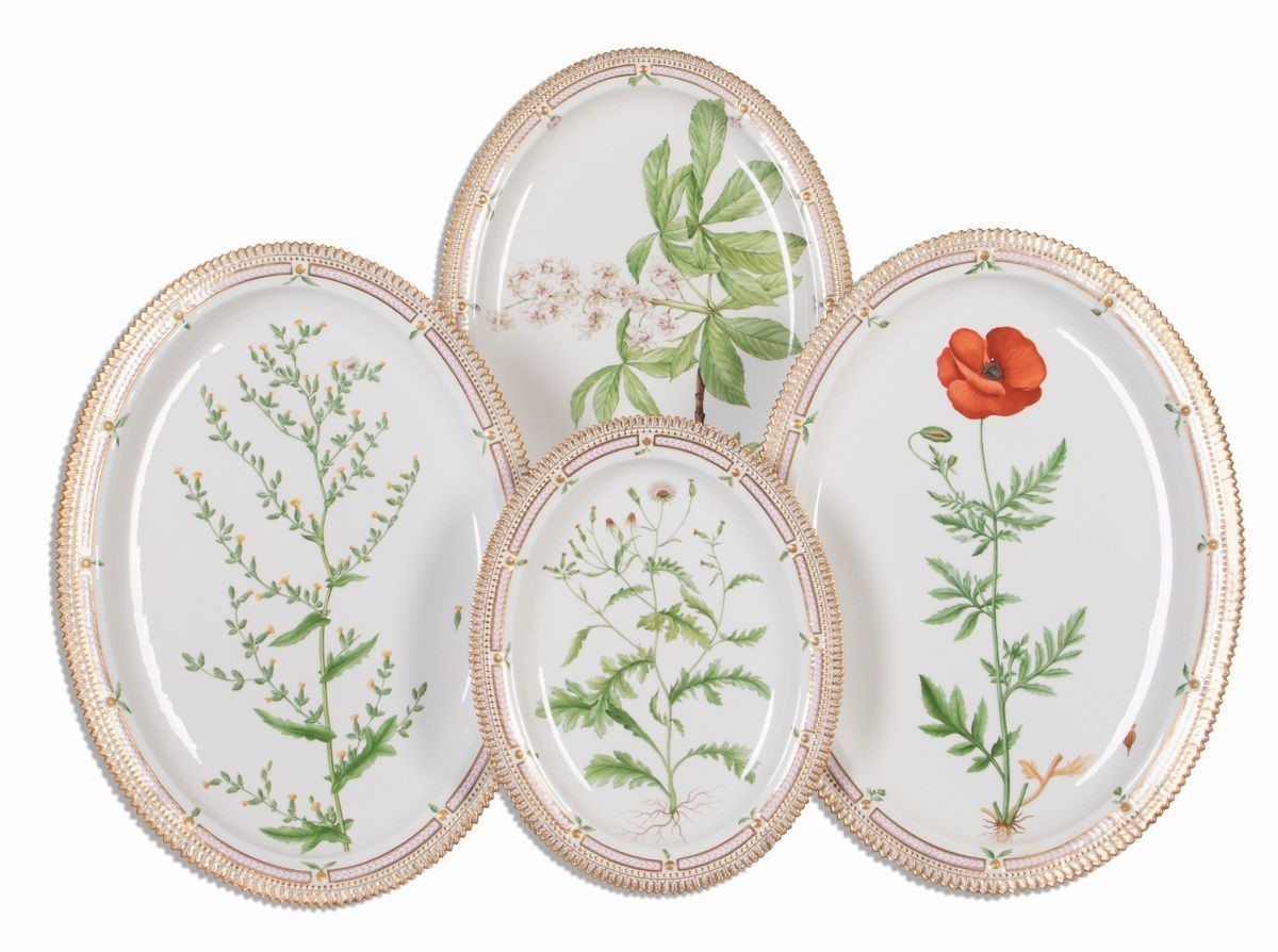 Eccezionale Servizio da Tavola in Porcellana Policroma e Dorata Royal Copenhagen «flora Danica», ...