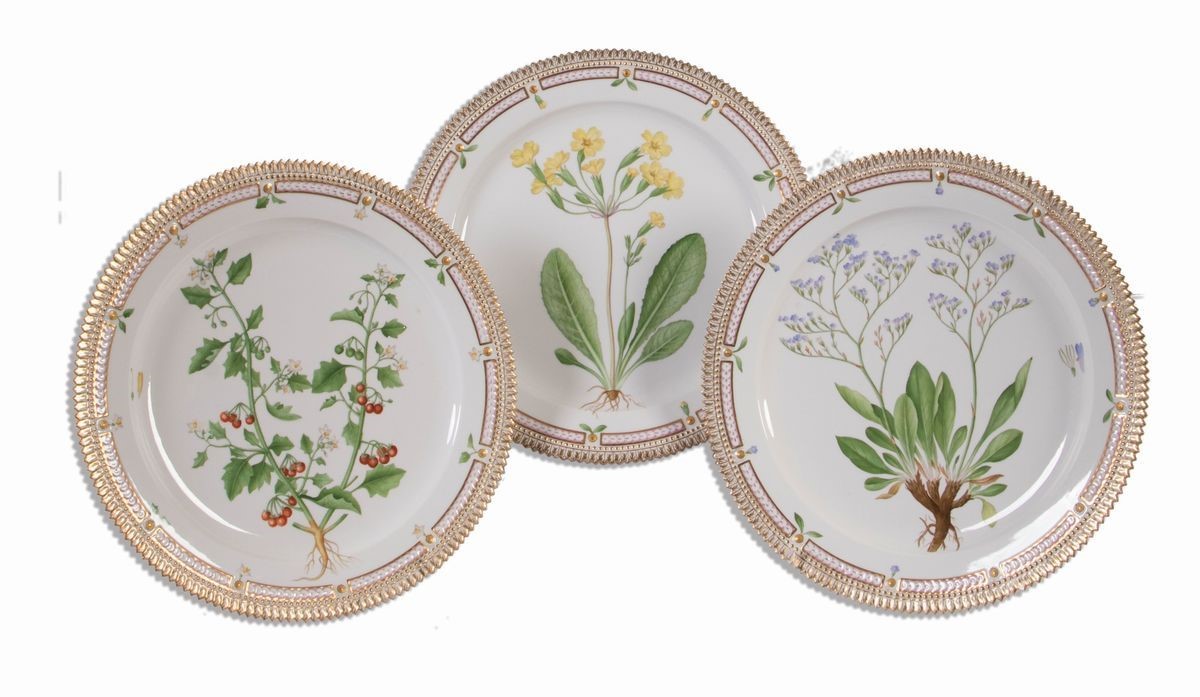 Eccezionale Servizio da Tavola in Porcellana Policroma e Dorata Royal Copenhagen «flora Danica», ...