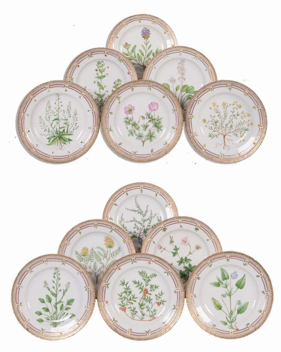 Eccezionale Servizio da Tavola in Porcellana Policroma e Dorata Royal Copenhagen «flora Danica», ...
