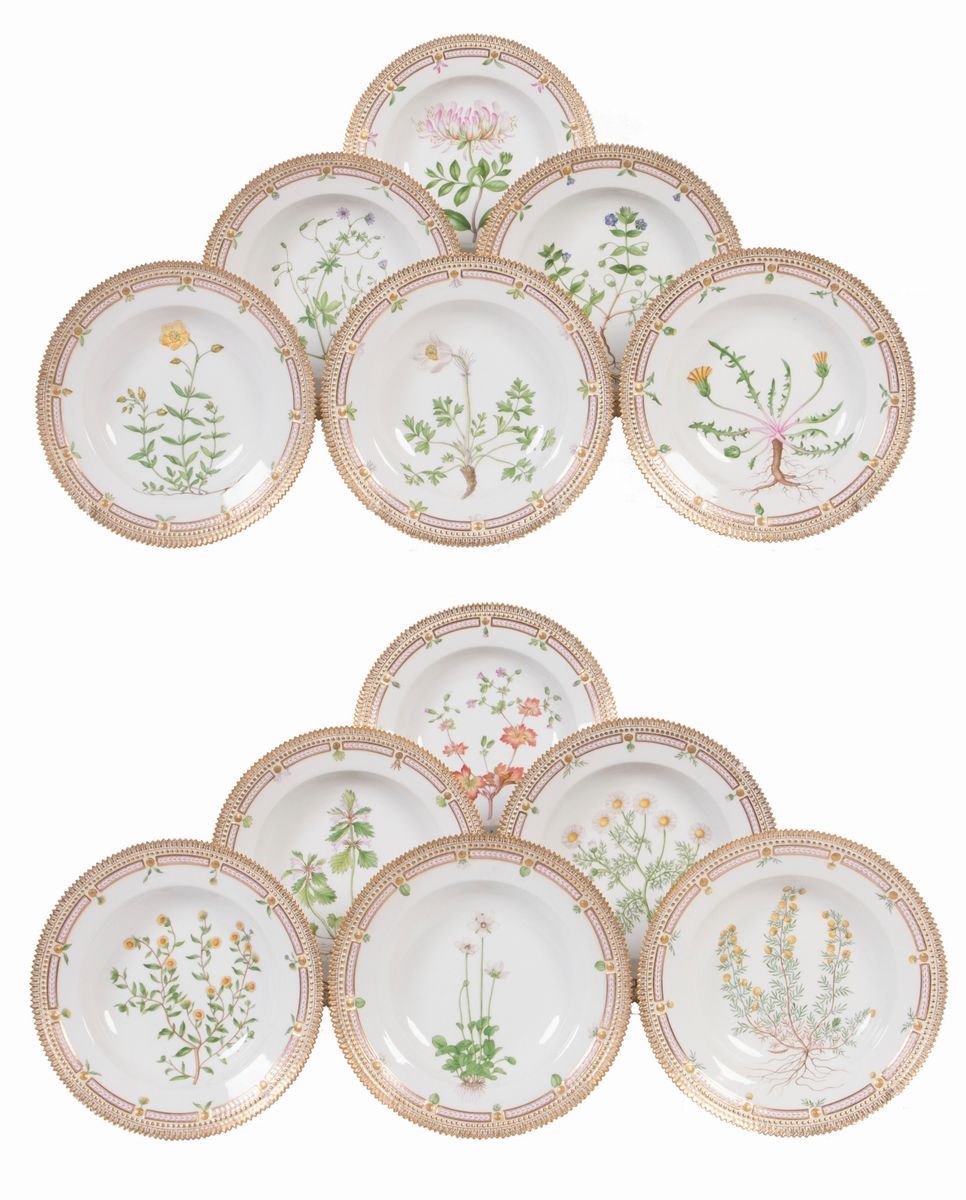 Eccezionale Servizio da Tavola in Porcellana Policroma e Dorata Royal Copenhagen «flora Danica», ...