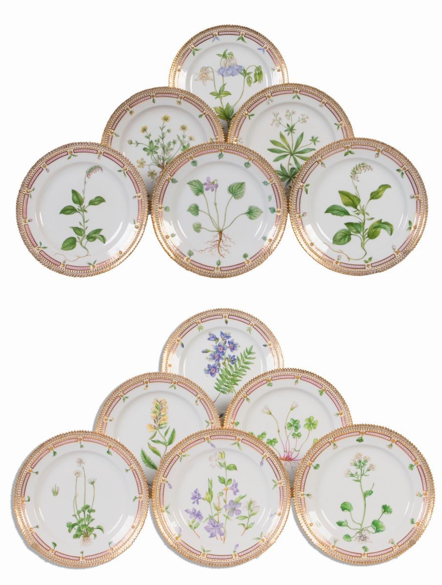 Eccezionale Servizio da Tavola in Porcellana Policroma e Dorata Royal Copenhagen «flora Danica», ...