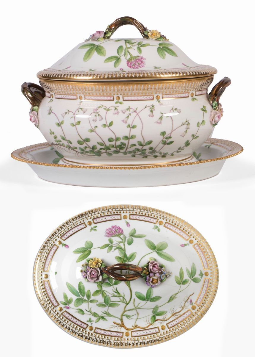 Eccezionale Servizio da Tavola in Porcellana Policroma e Dorata Royal Copenhagen «flora Danica», ...