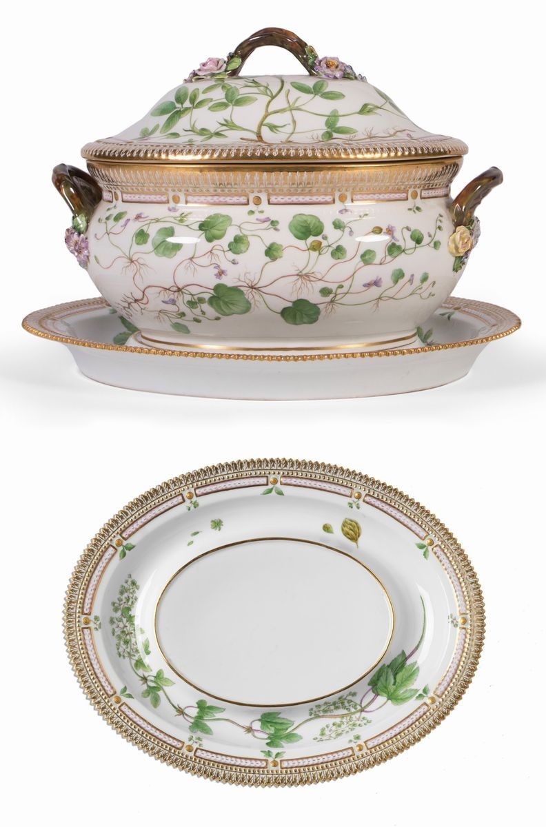 Eccezionale Servizio da Tavola in Porcellana Policroma e Dorata Royal Copenhagen «flora Danica», ...