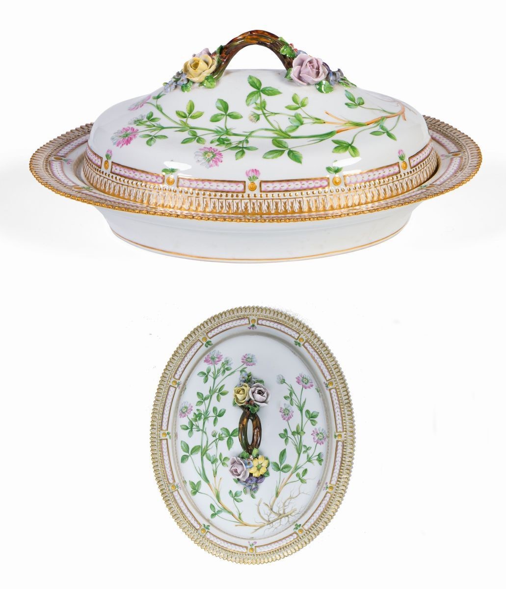 Eccezionale Servizio da Tavola in Porcellana Policroma e Dorata Royal Copenhagen «flora Danica», ...