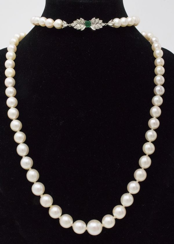 Collana di perle con smeraldo e diamanti