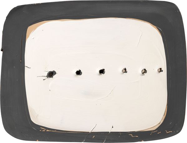 Lucio Fontana : Concetto spaziale  (1958-59)  - Terracotta ingobbiata, buchi e graffito: bianco e nero - Asta Arte Moderna e Contemporanea - I - Casa d'aste Farsettiarte