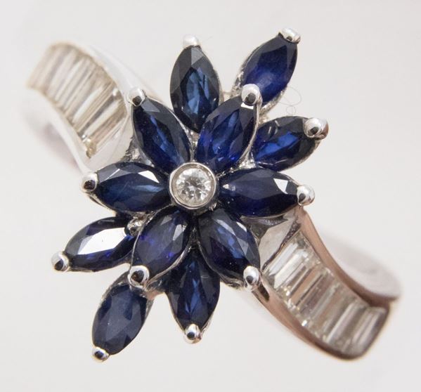 Anello a fiore in oro bianco, zaffiri e diamanti