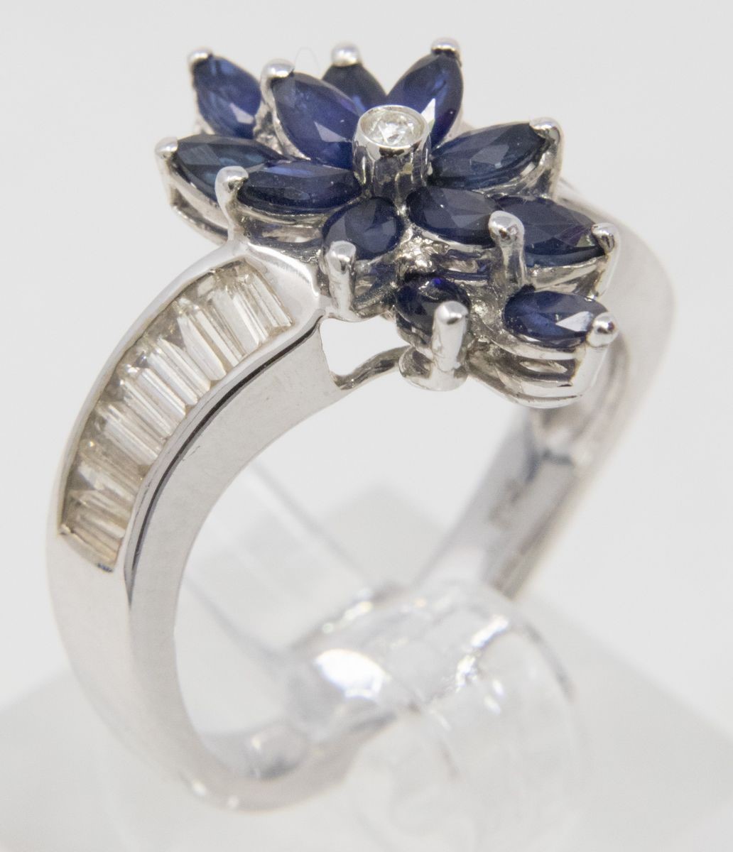 Anello a Fiore in Oro Bianco, Zaffiri e Diamanti