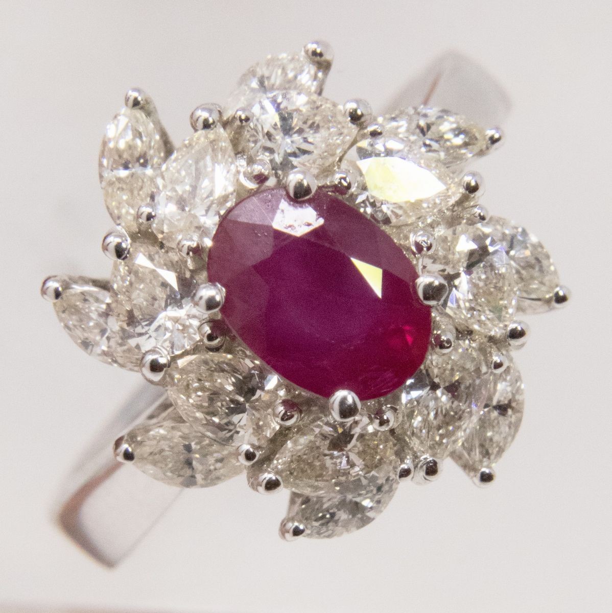 Anello a Margherita in Oro Bianco, Rubino e Diamanti