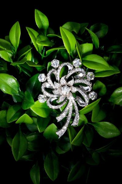 Spilla a Fiore in Oro Bianco con Diamanti