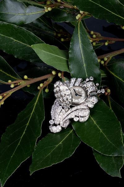 Spilla Traforata a Ventaglio con Orologio a Scomparsa in Oro Bianco e Pavé di Diamanti