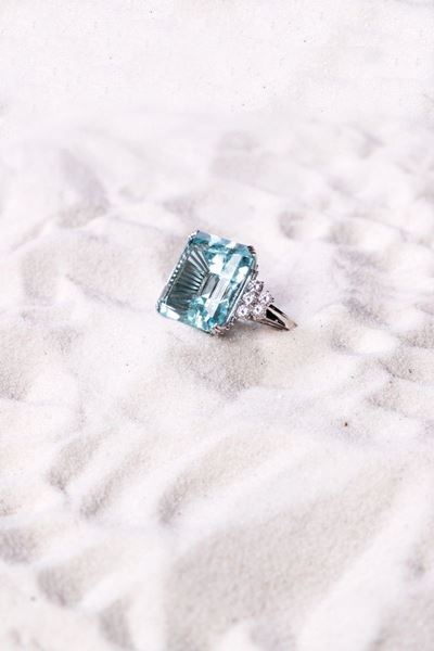 Anello in Platino con Acquamarina e Diamanti