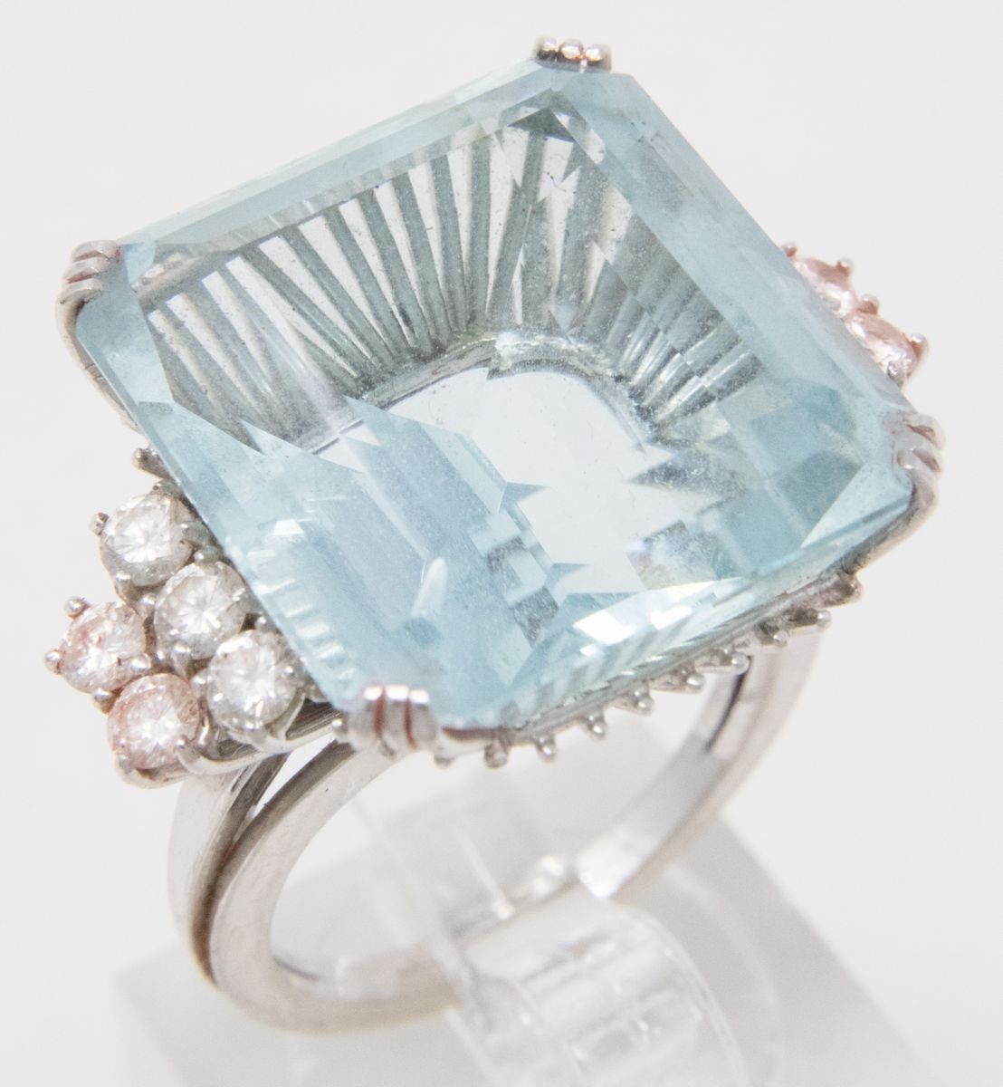 Anello in Platino con Acquamarina e Diamanti